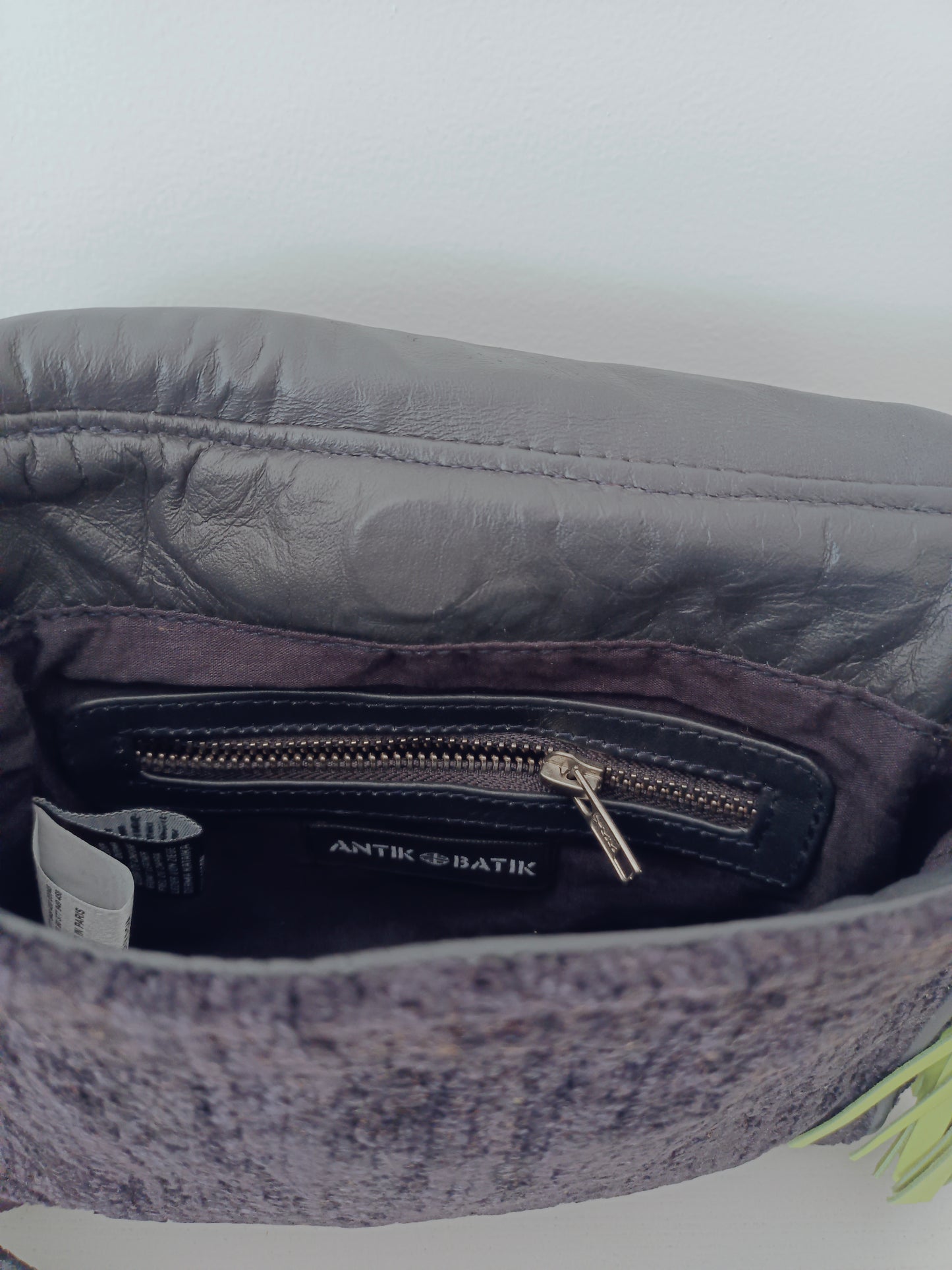 Sac en tissu doublé cuir bleu et empiècement décoratif velour brodé de perles