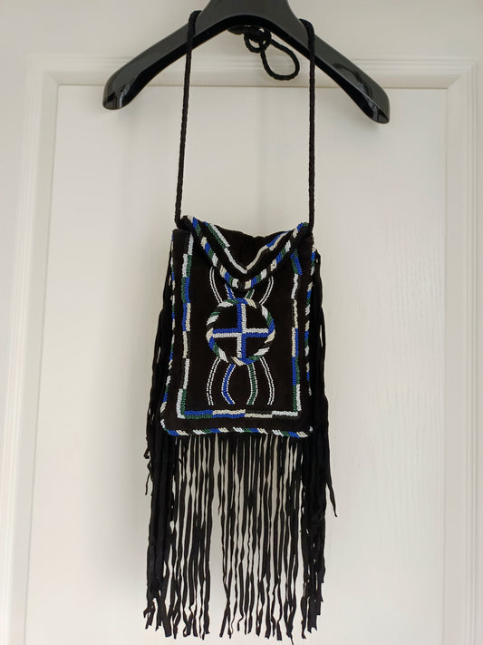 Bolso de ante negro bordado con perlas