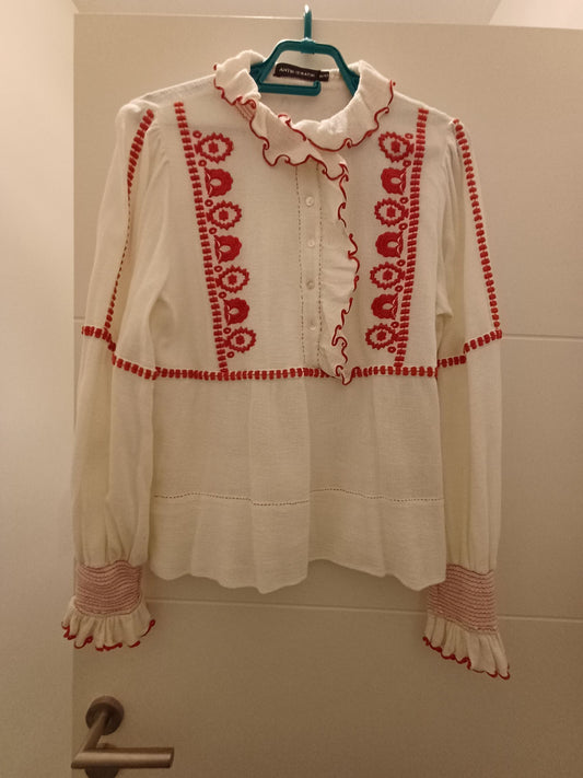 Chemise couleur crème à broderies rouges