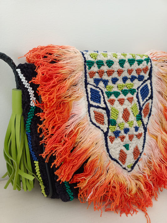 Sac en tissu doublé cuir bleu et empiècement décoratif velour brodé de perles