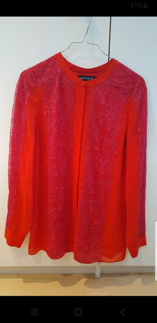 Chemise rouge vif et dentelle rose