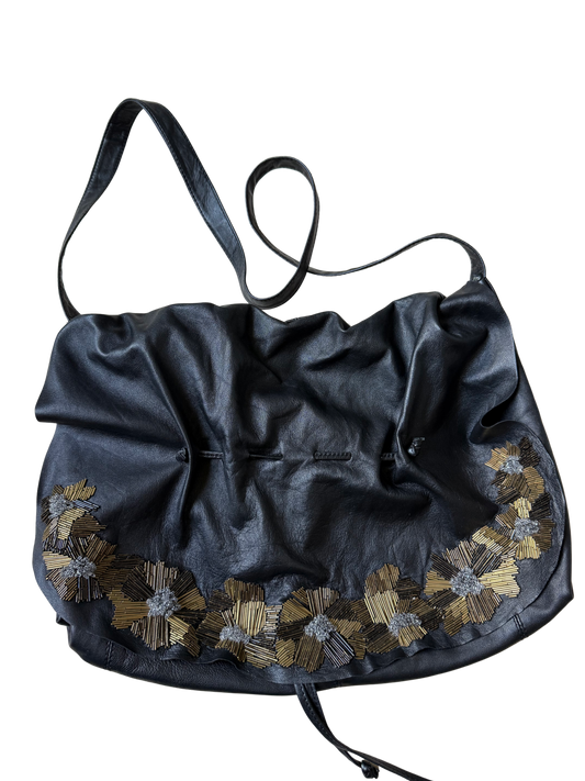 Bolso tipo cartera de cuero negro con cuentas