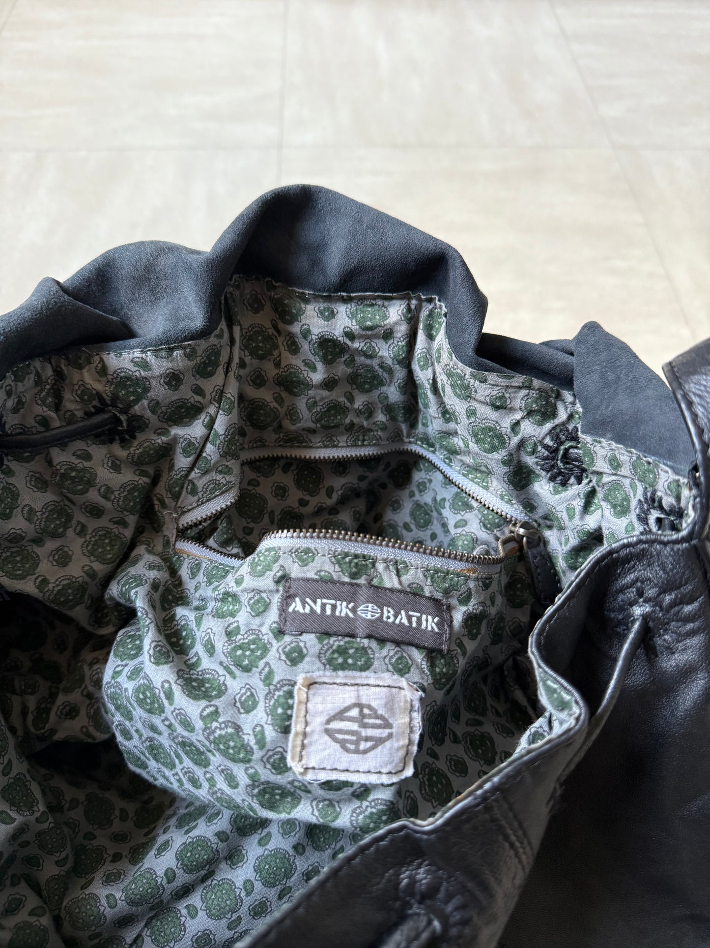 Bolso tipo cartera de cuero negro con cuentas