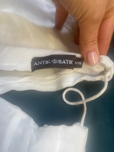 Robe longue blanche brodée