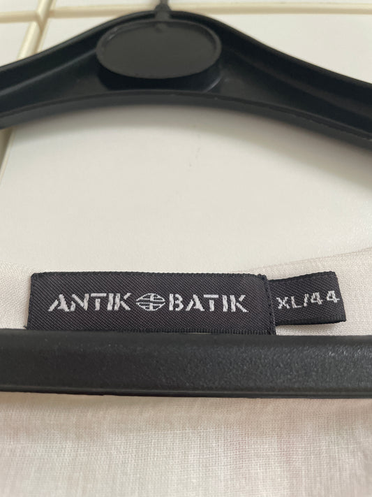 Vestido de viscosa color crema bordado con cuentas rosas, verde pálido y amarillo pálido