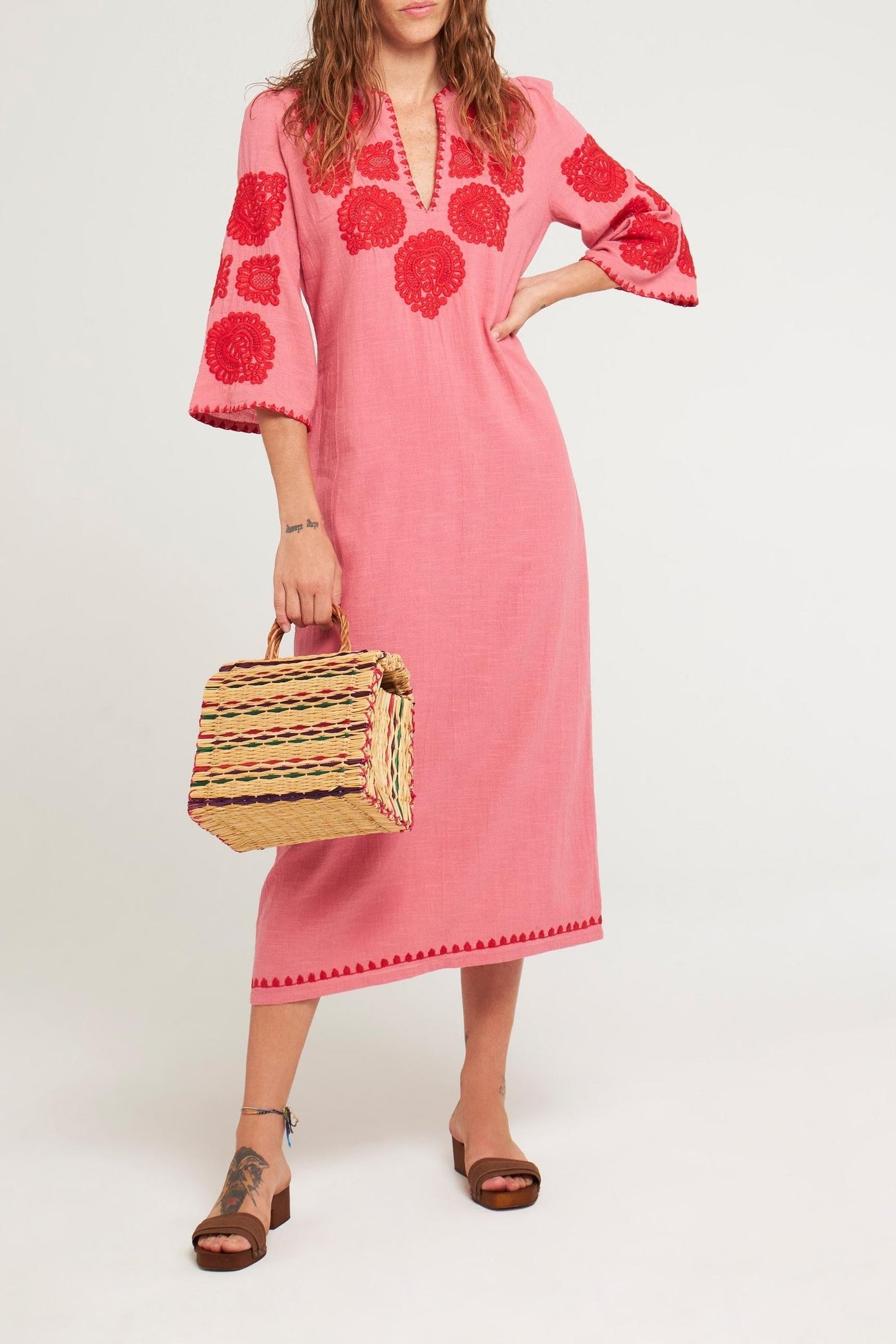 Robe longue brodée Tiki corail