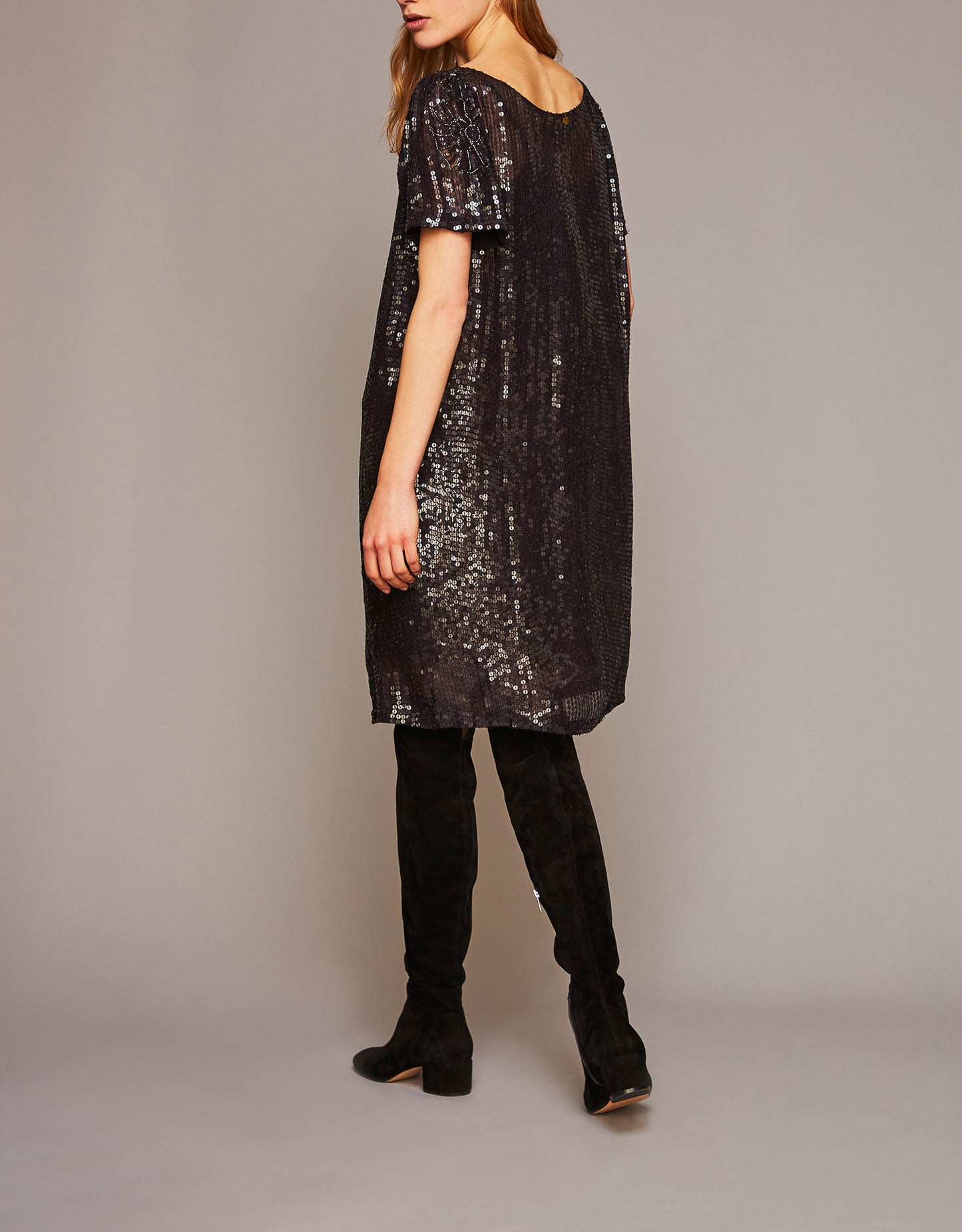 Robe mi-longue à sequins noirs Salima