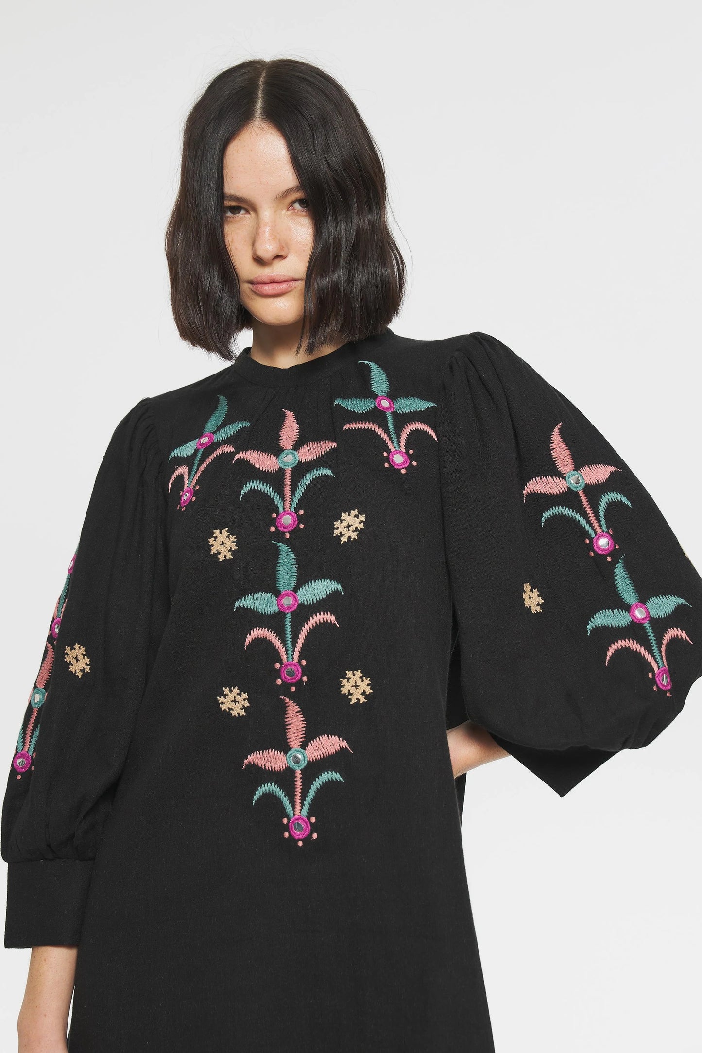 Robe courte brodée Rafi