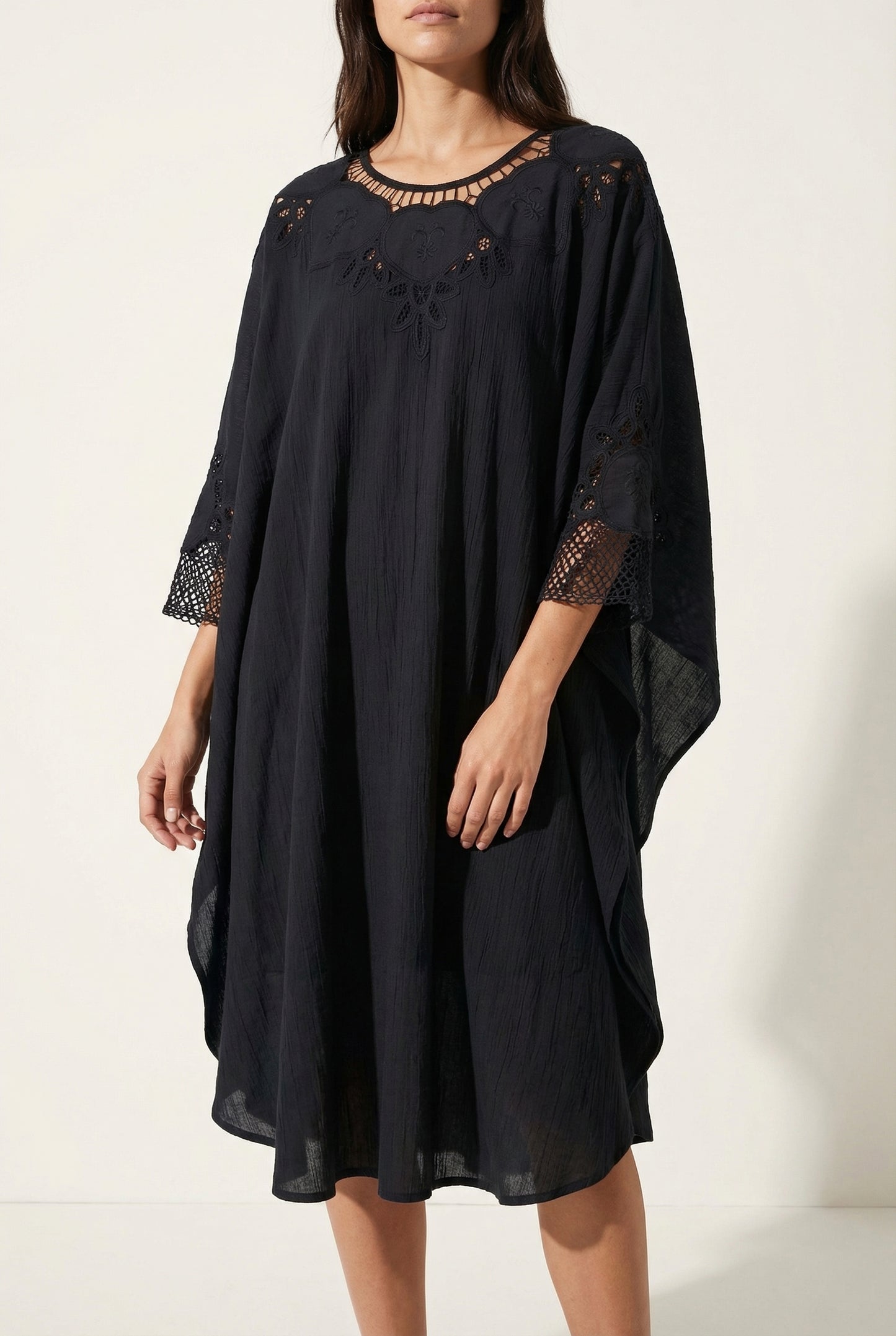 Robe noire broderies anglaises kaftan neuve