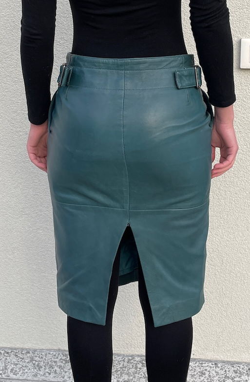 Falda de cuero verde azulado