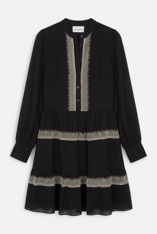 Vestido midi negro bordado con hilos plateados