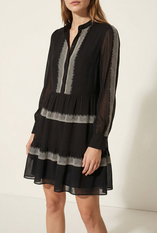 Vestido midi negro bordado con hilos plateados