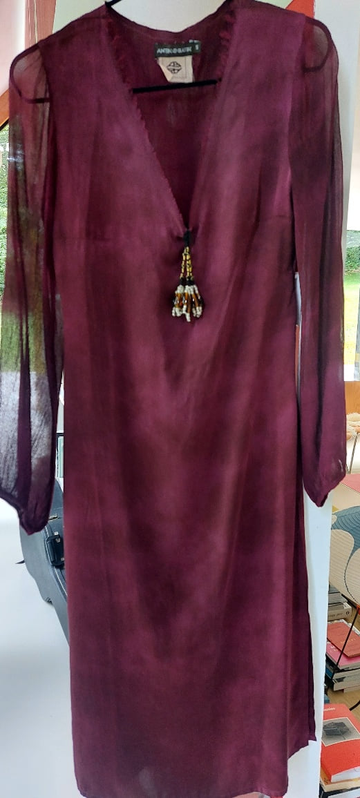 Mid-length 100% silk plum dress with jewel on neckline
