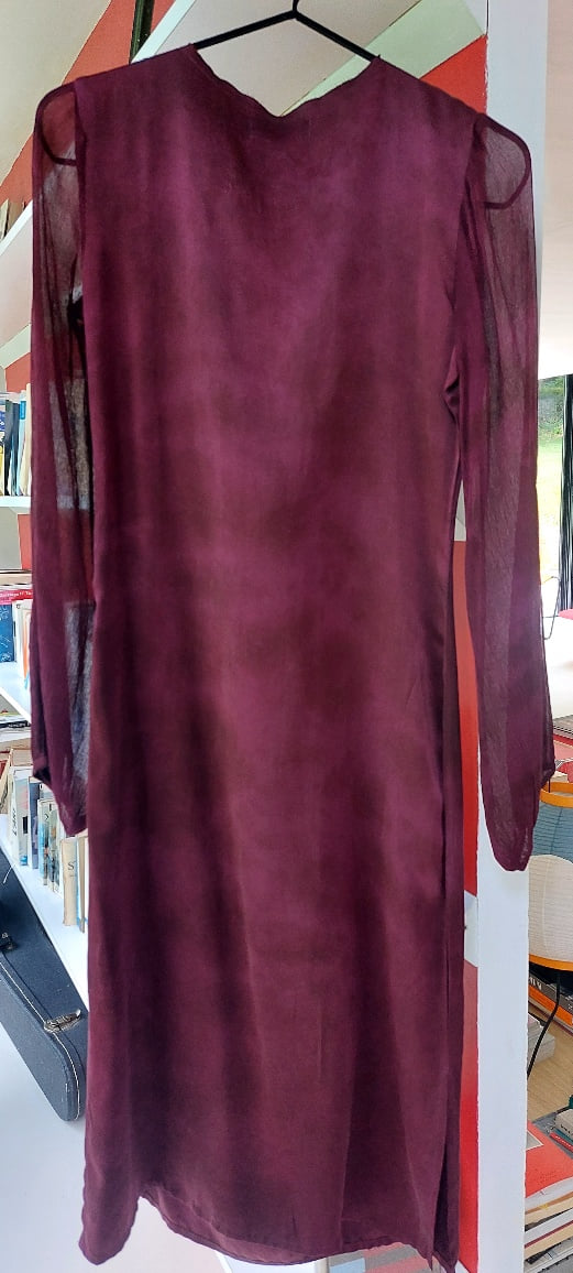 Mid-length 100% silk plum dress with jewel on neckline