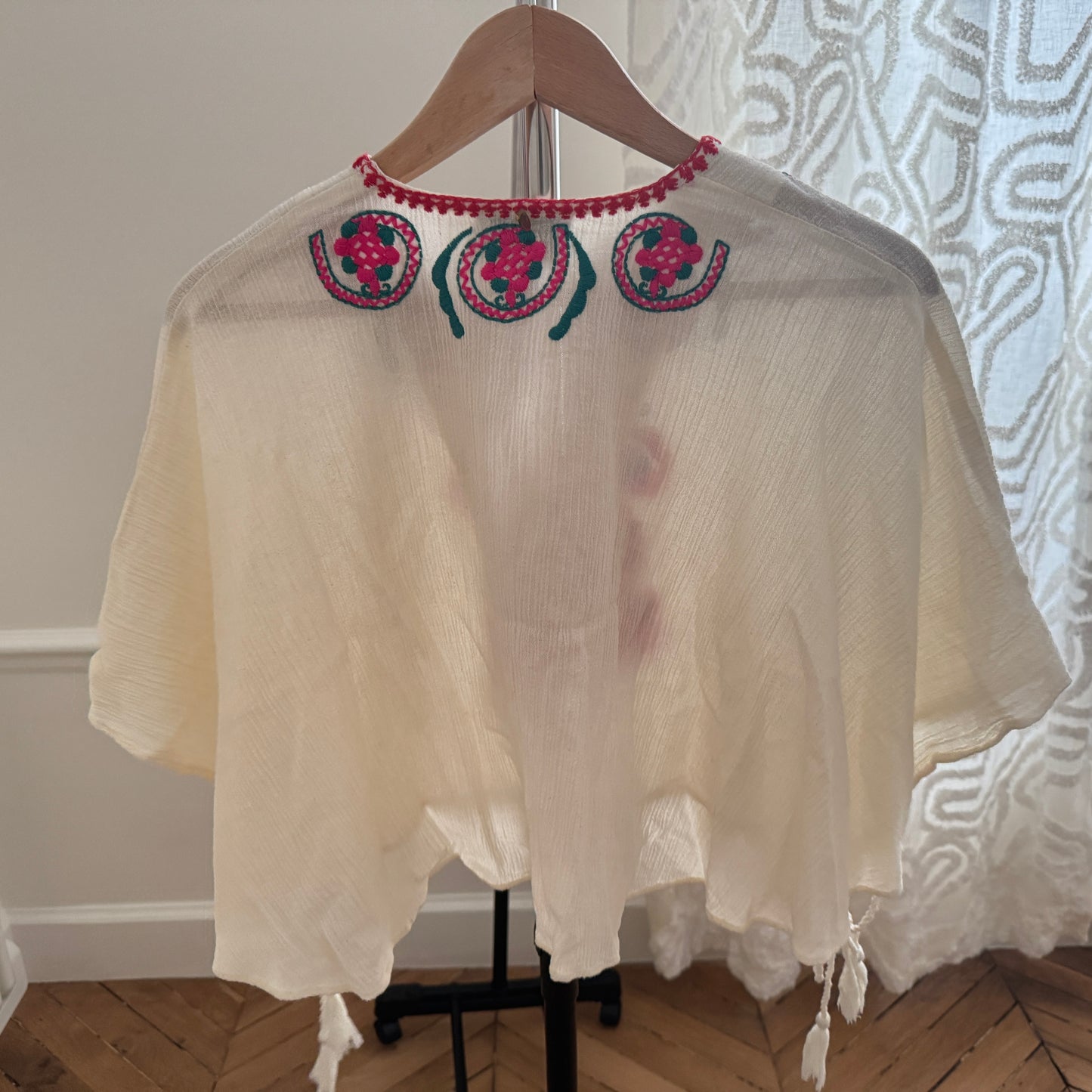 MAGOO CREAM EMBROIDERED TOP