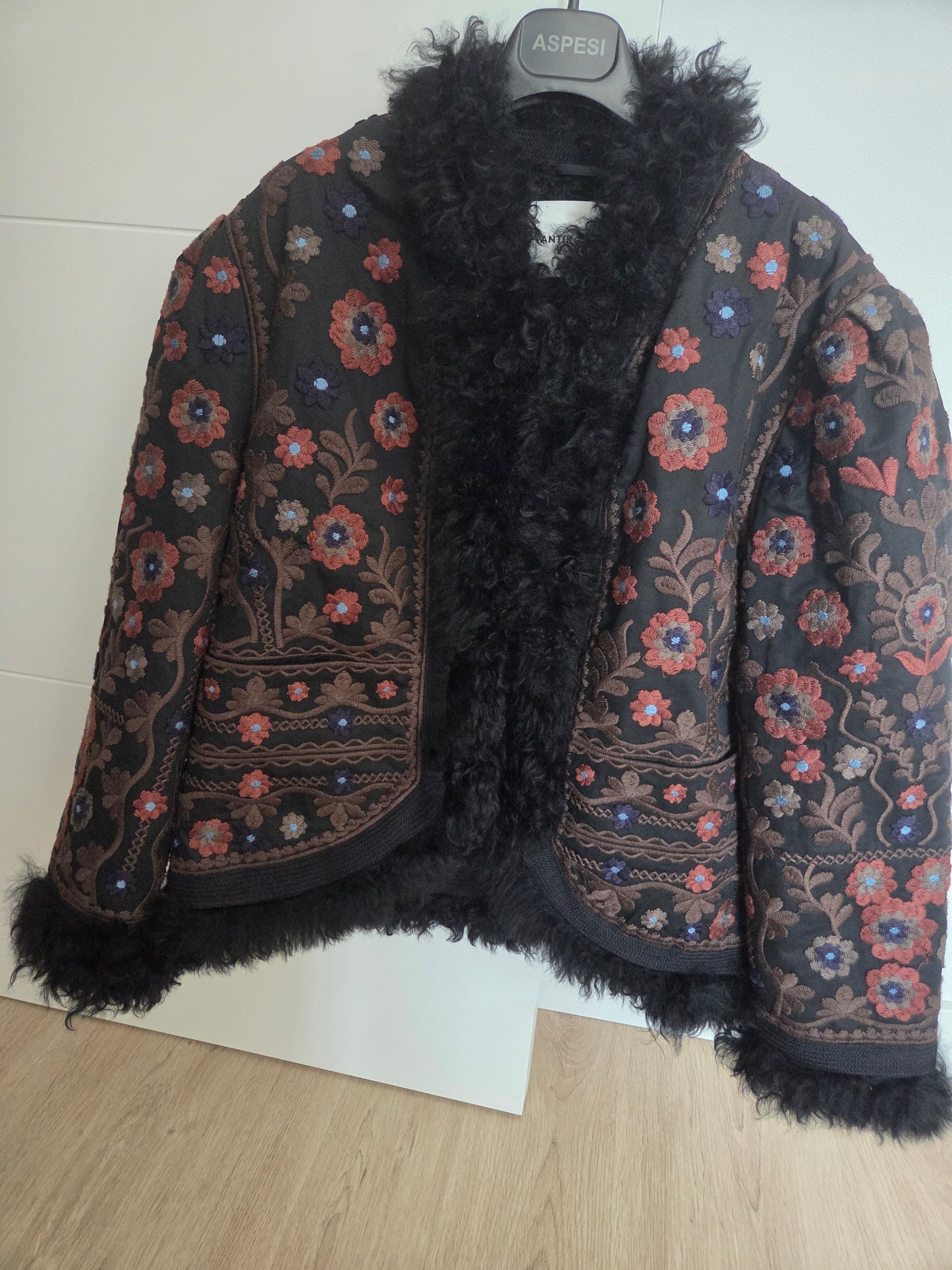 Veste avec broderies florales