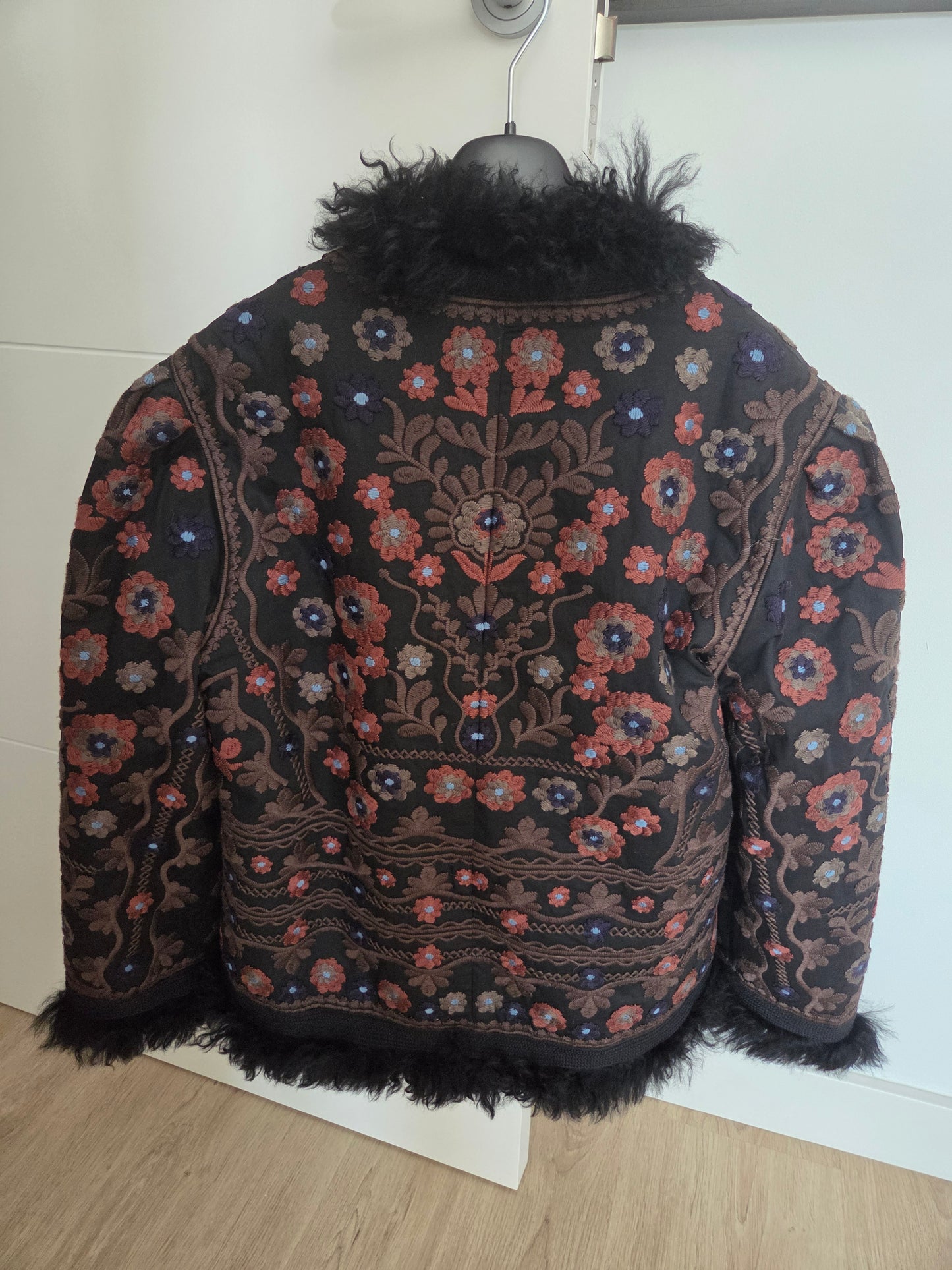 Veste avec broderies florales