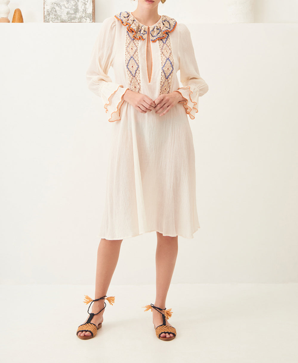 Robe mi-longue crochet et broderies Colas