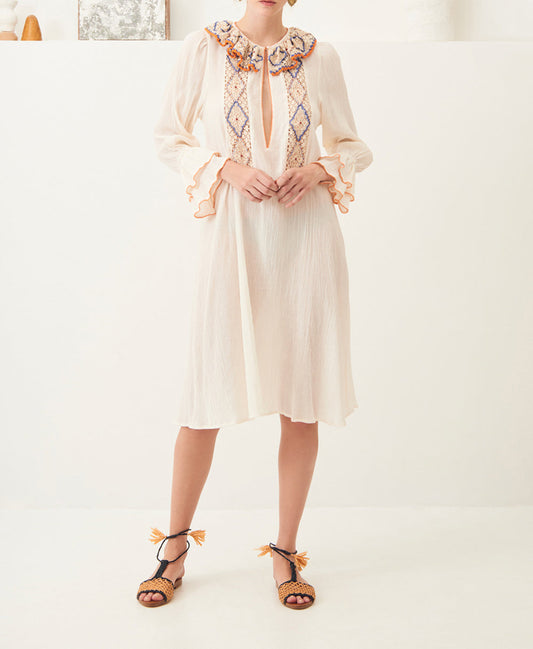 Robe mi-longue crochet et broderies Colas