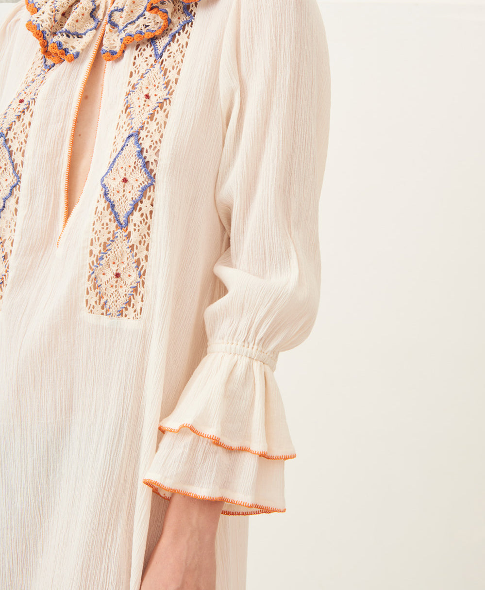 Robe mi-longue crochet et broderies Colas