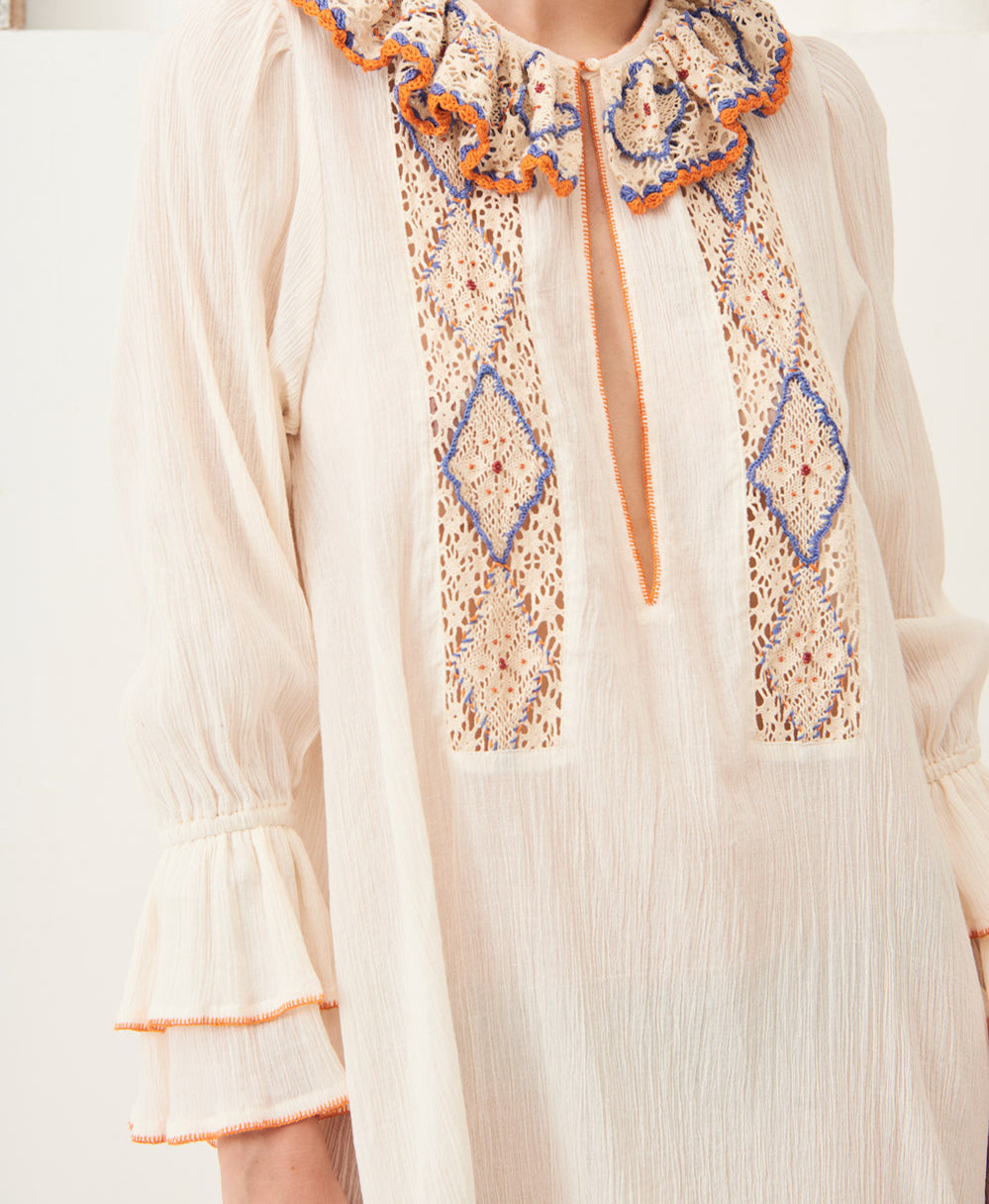 Robe mi-longue crochet et broderies Colas