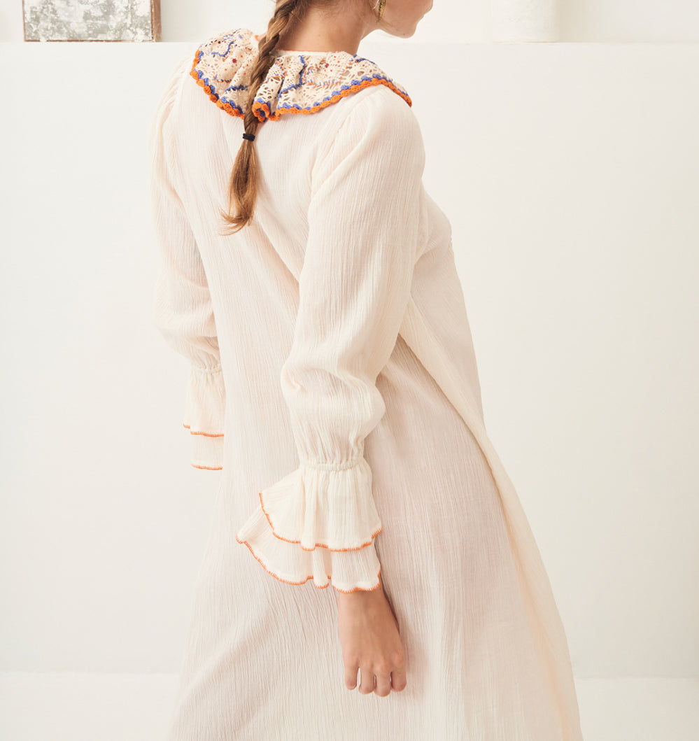 Robe mi-longue crochet et broderies Colas