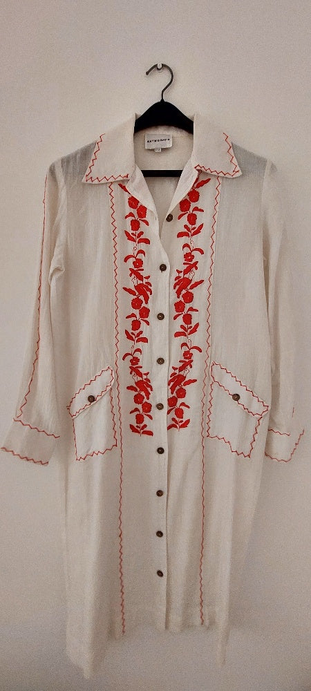 Robe mi-longue en coton brodé