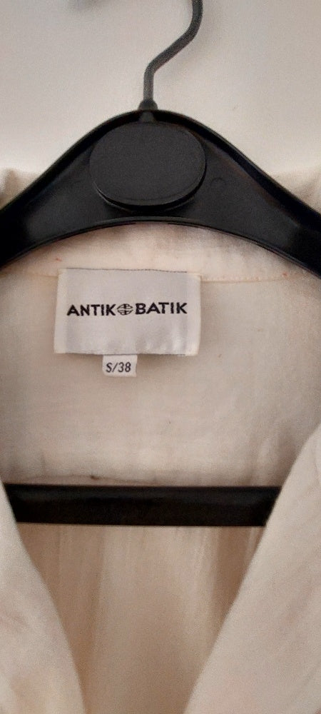 Robe mi-longue en coton brodé