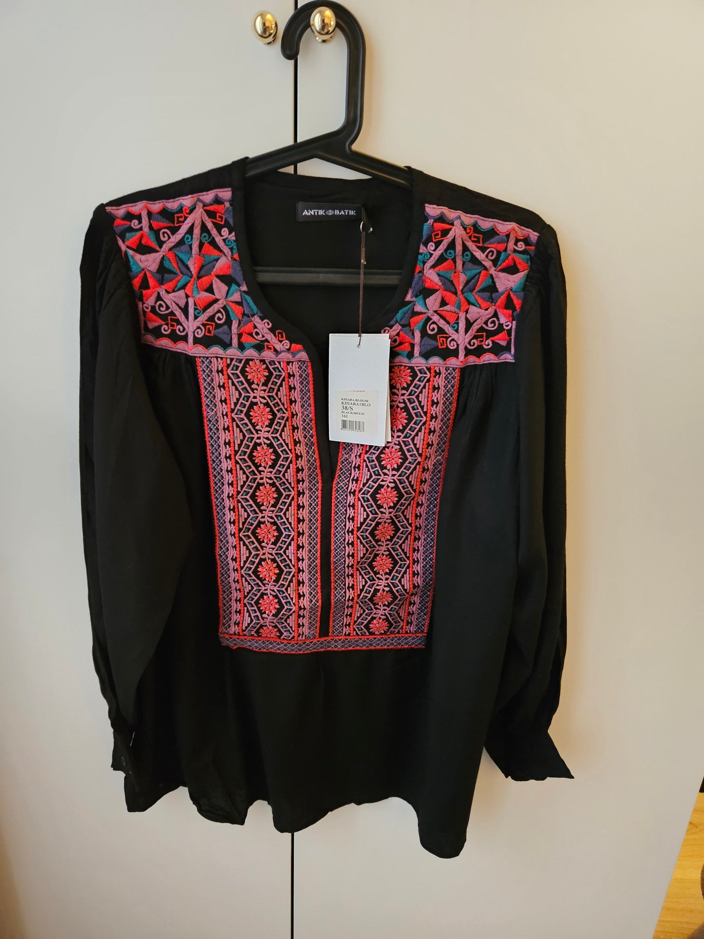 Blouse noire brodée neuve avec étiquette