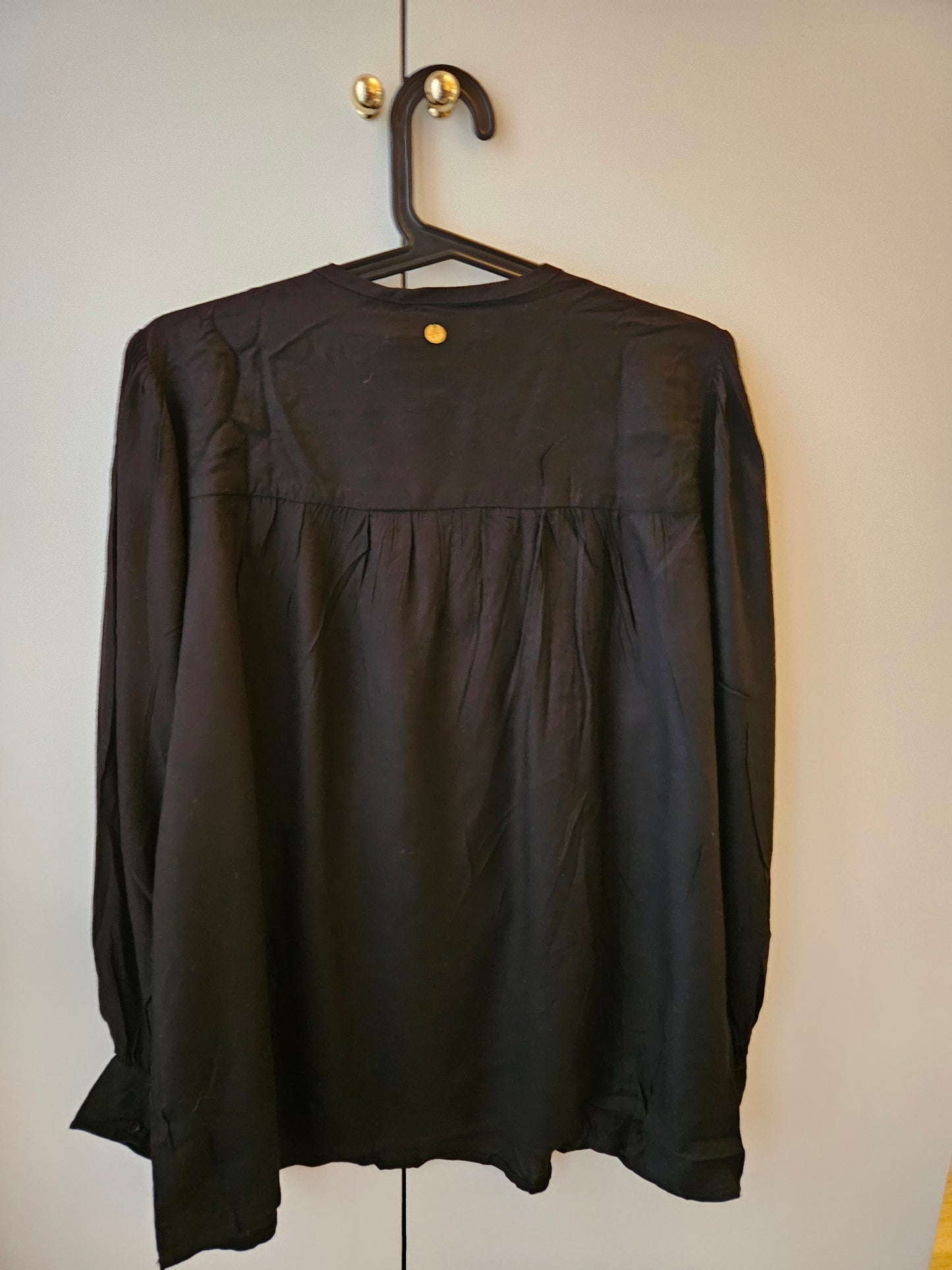 Blouse noire brodée neuve avec étiquette