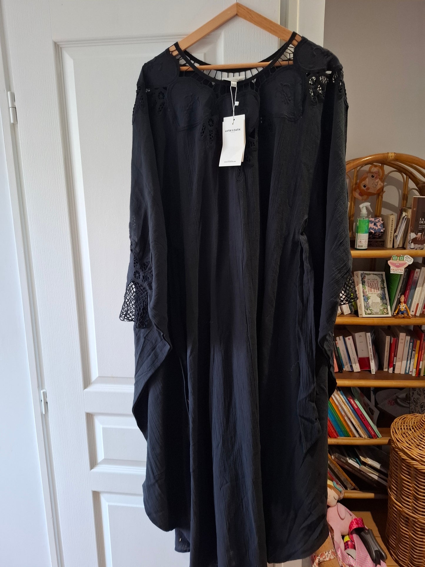 Robe noire broderies anglaises kaftan neuve