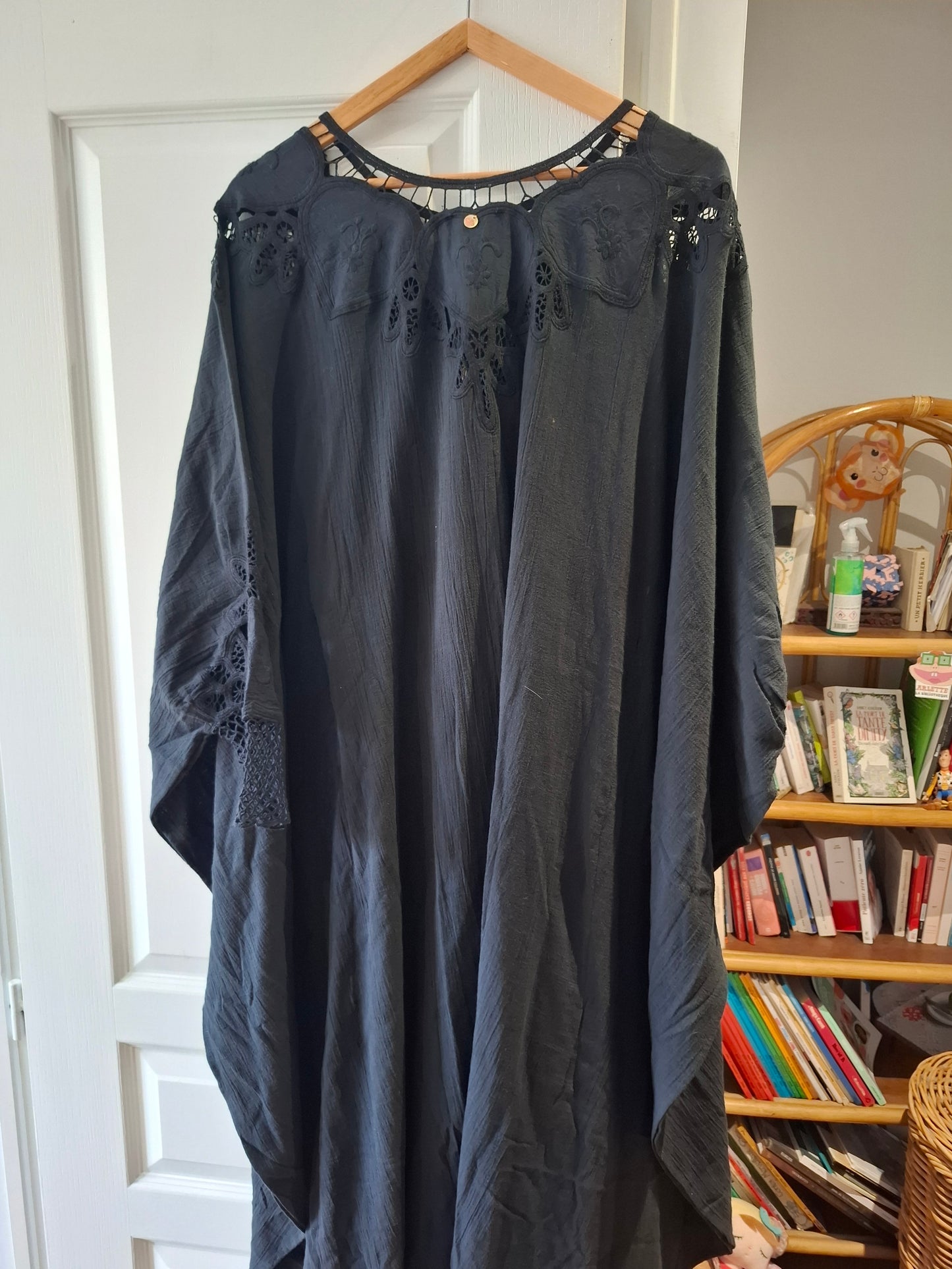 Robe noire broderies anglaises kaftan neuve