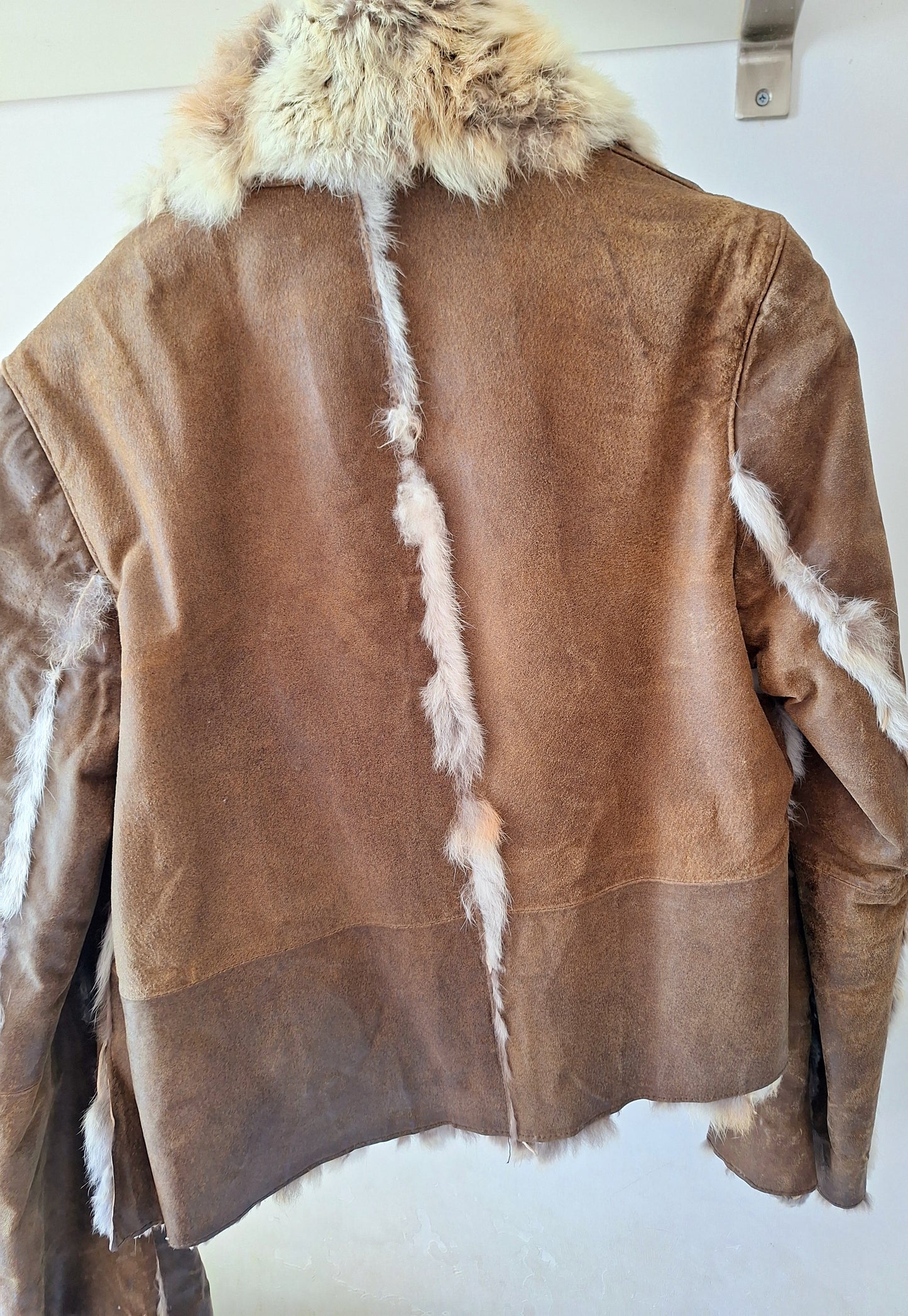 Veste en cuir doublée de fourrure de lapin