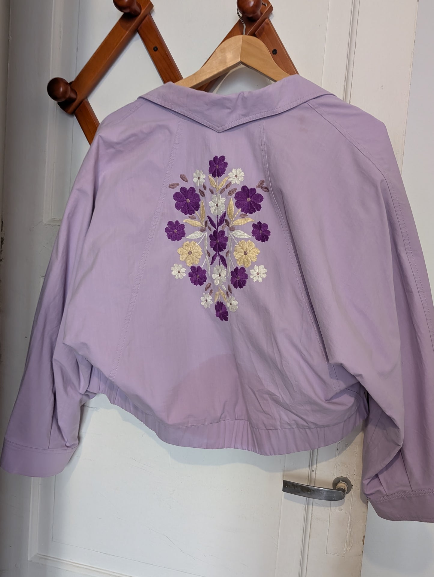 Chaqueta Kimi con bordados florales