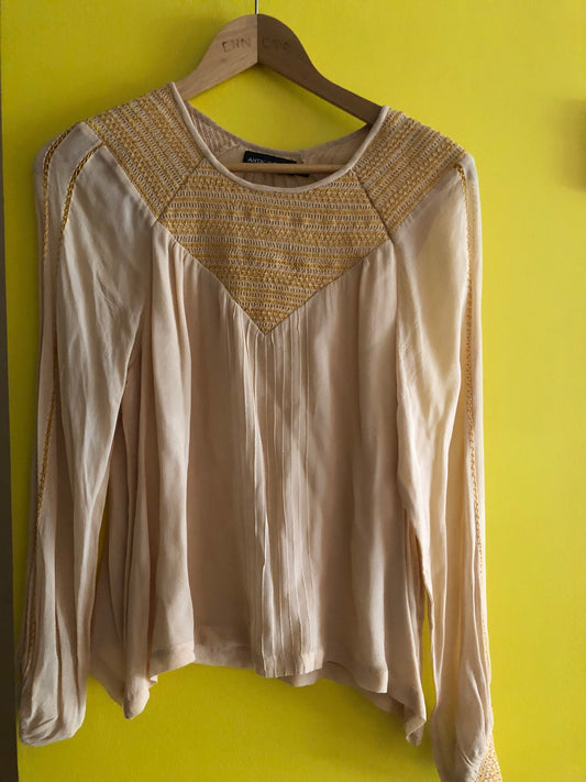Blouse brodée couleur beige rose