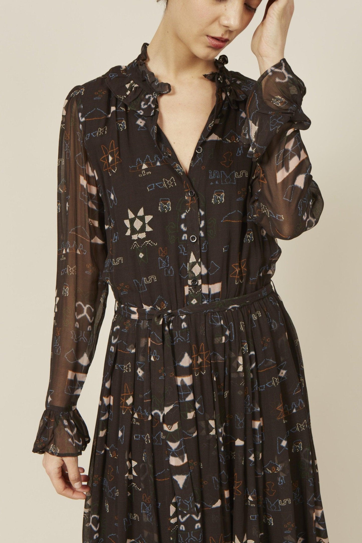 Vestido largo negro con cadena