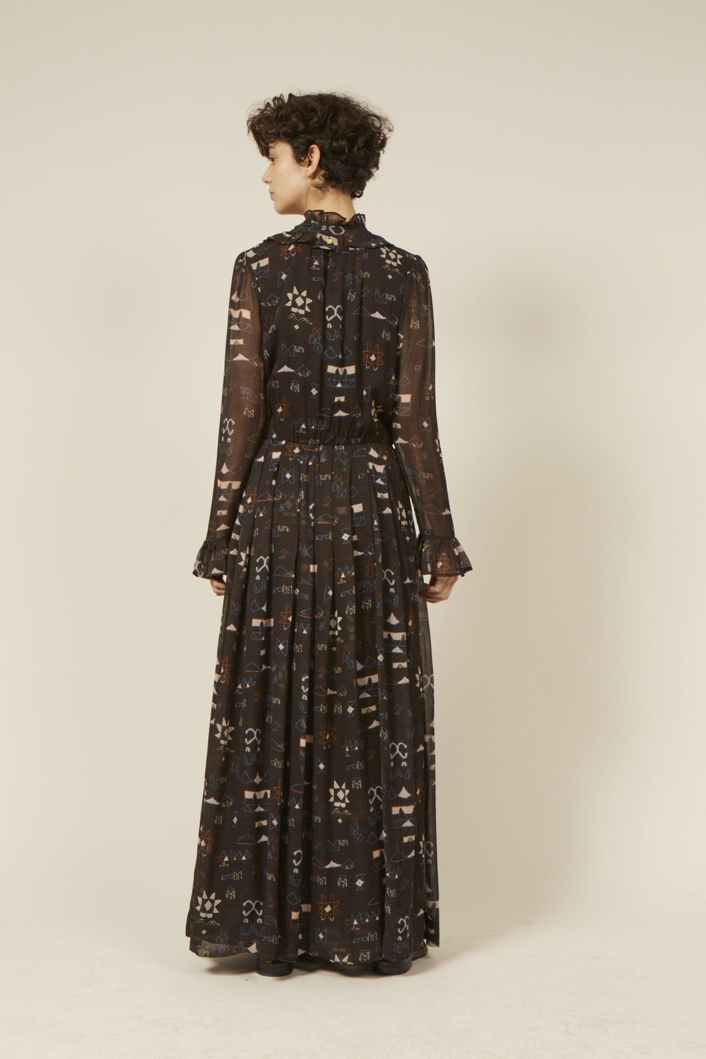 Vestido largo negro con cadena