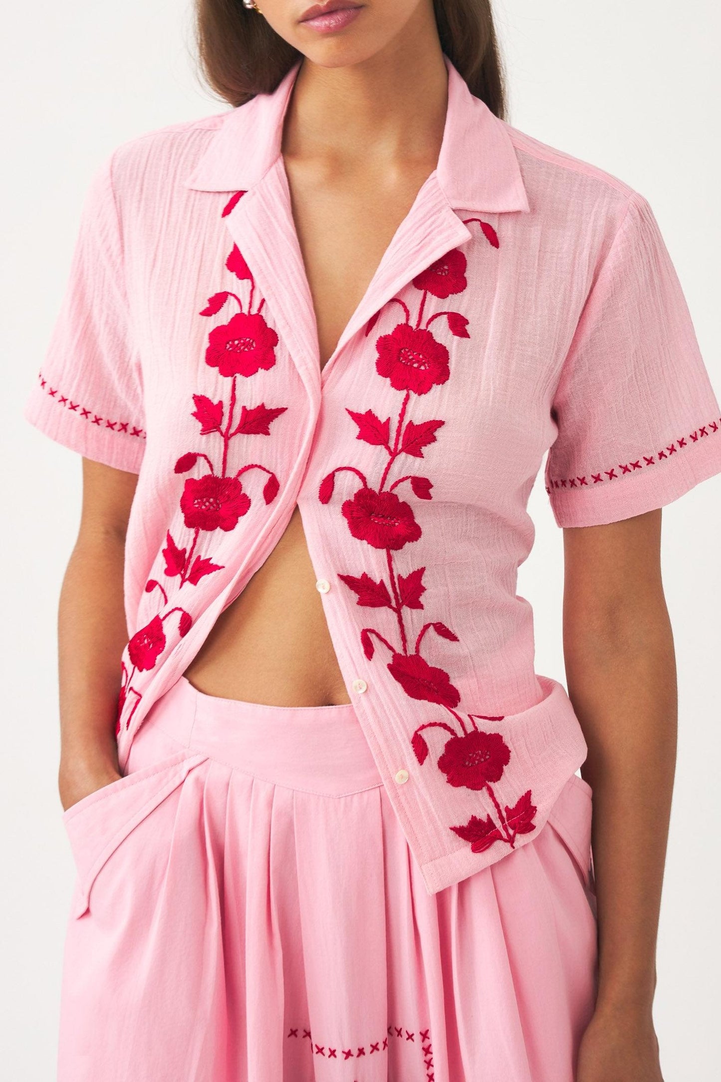 Blouse hand-embroidered with silk Ila