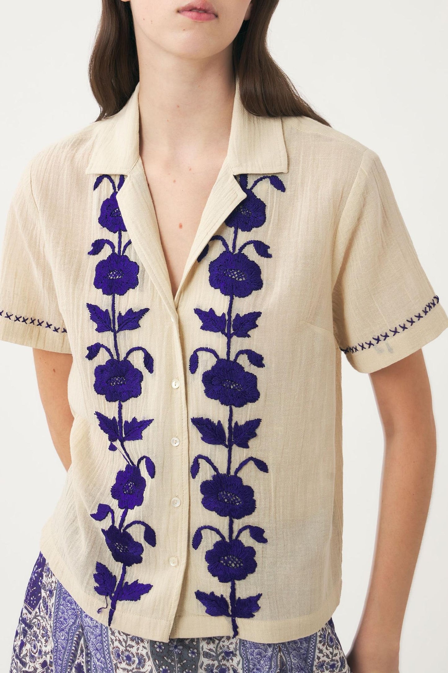 Blouse hand-embroidered with silk Ila
