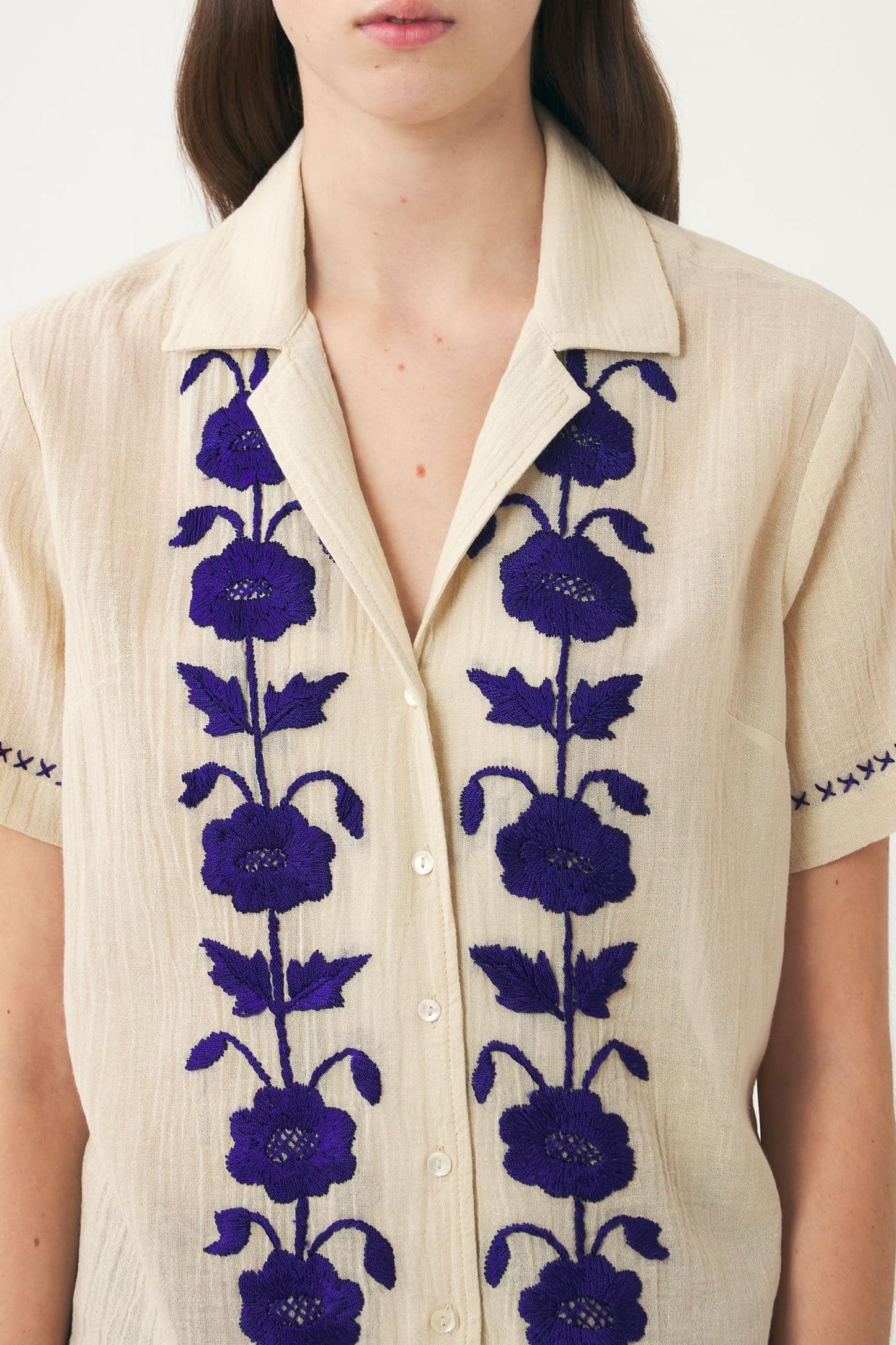 Blouse hand-embroidered with silk Ila