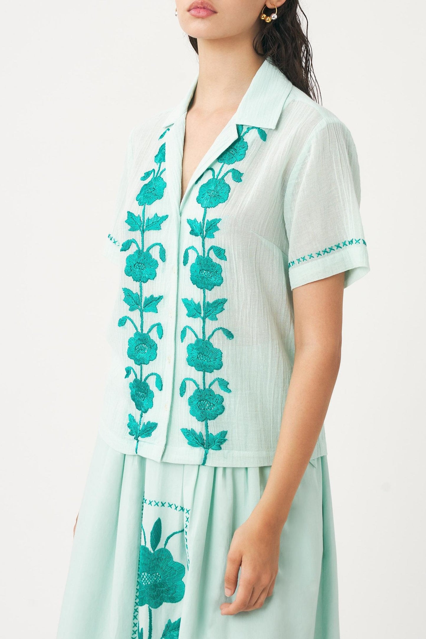 Blouse hand-embroidered with silk Ila