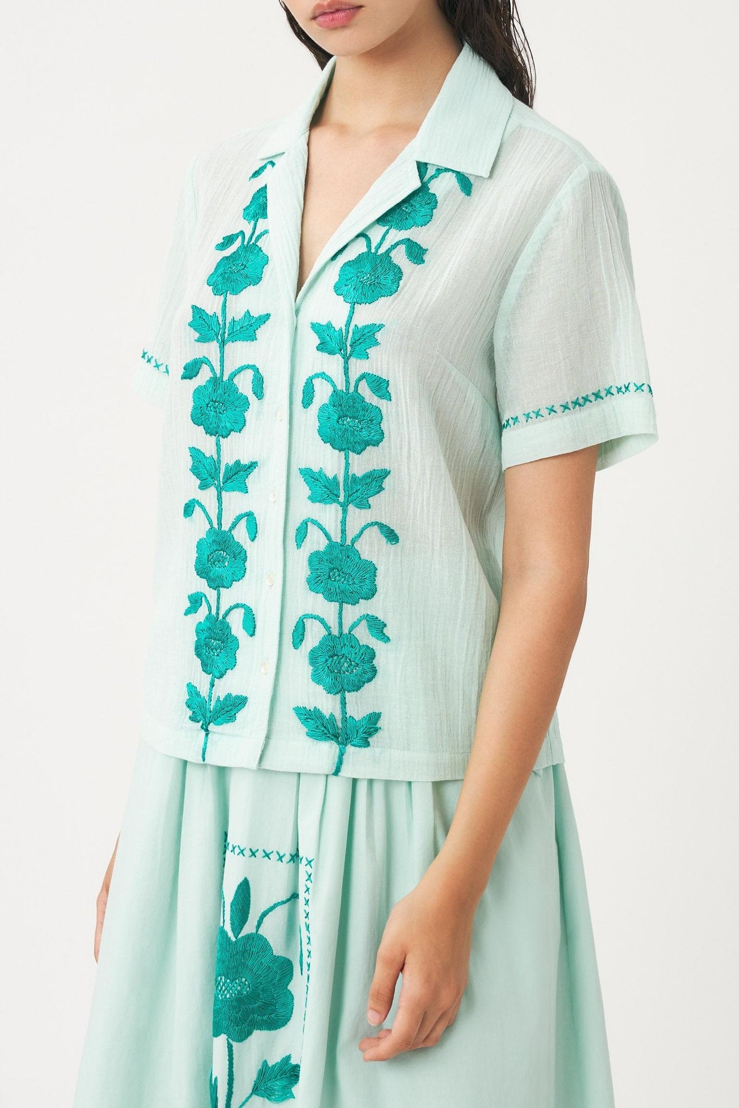 Blouse hand-embroidered with silk Ila