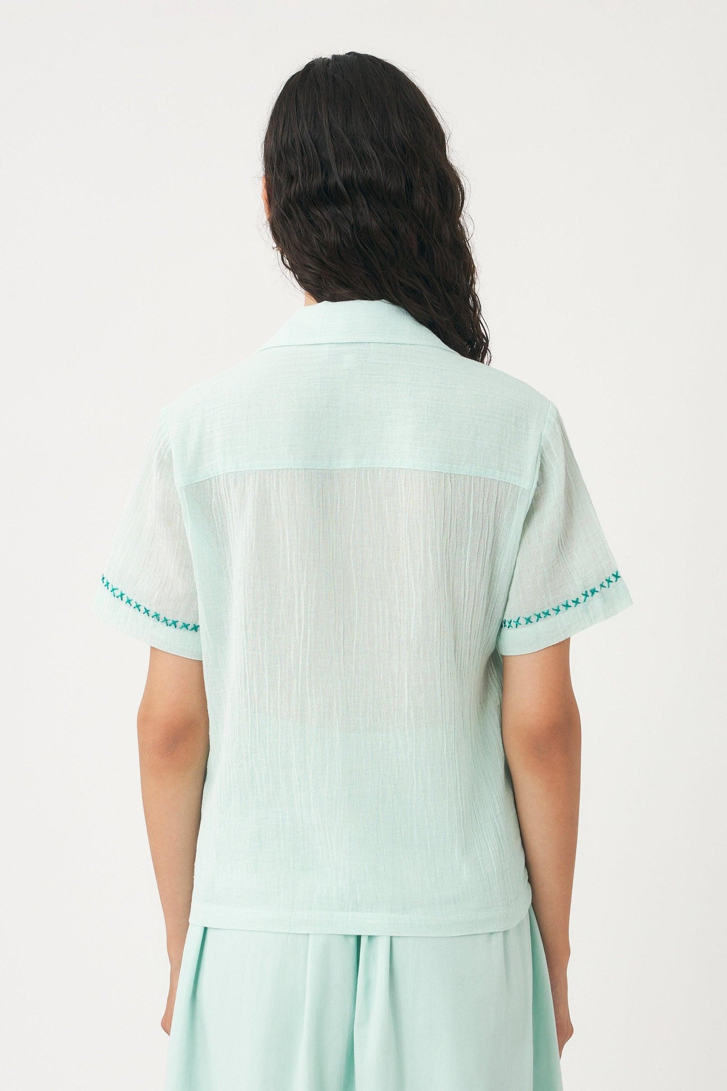 Blouse hand-embroidered with silk Ila