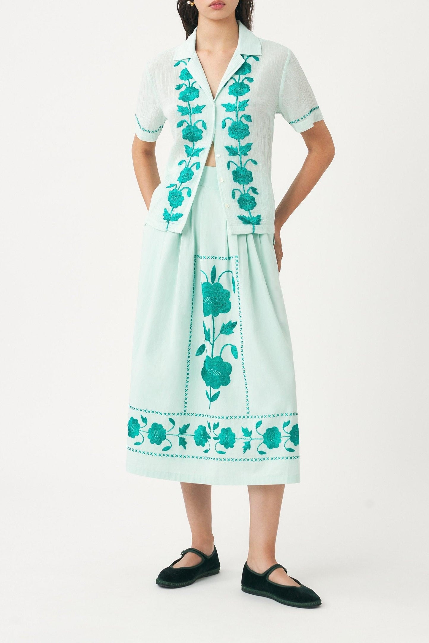 Blouse hand-embroidered with silk Ila