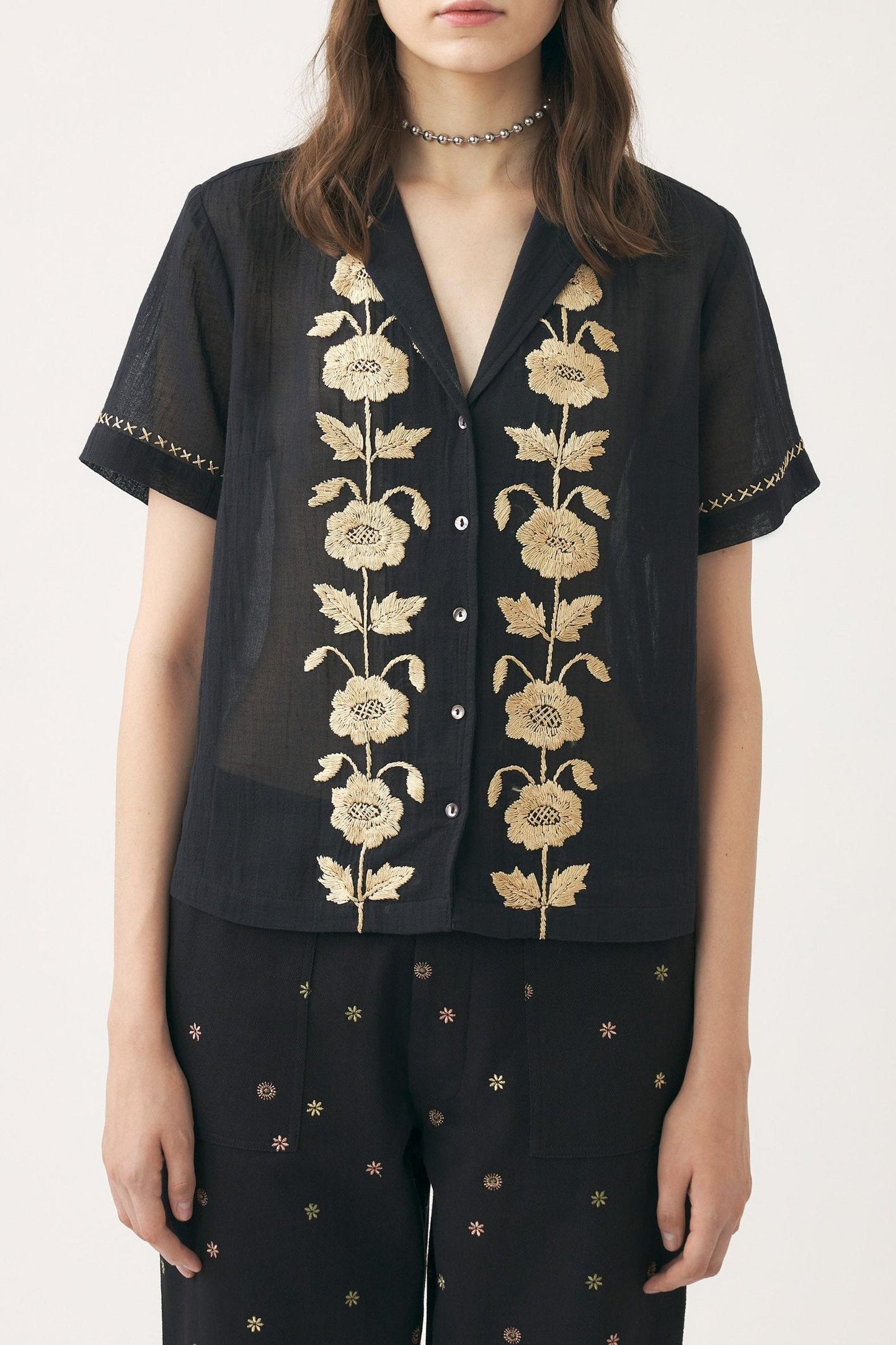 Blouse hand-embroidered with silk Ila