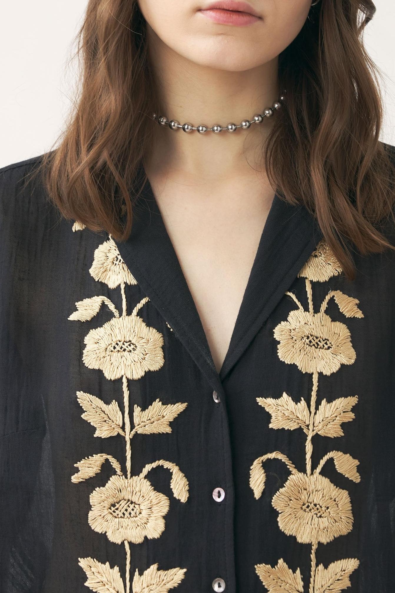 Blouse hand-embroidered with silk Ila