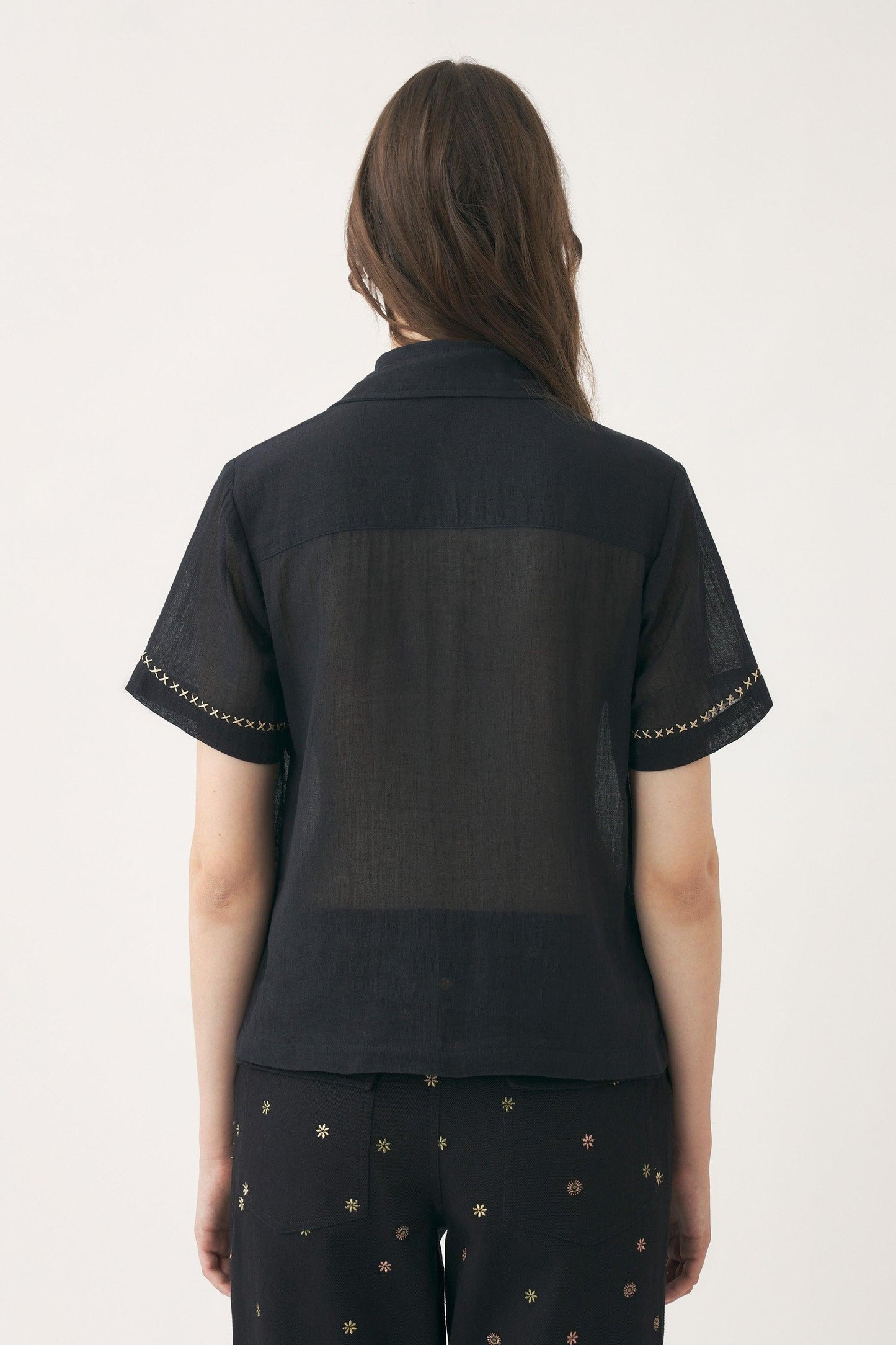 Blouse hand-embroidered with silk Ila