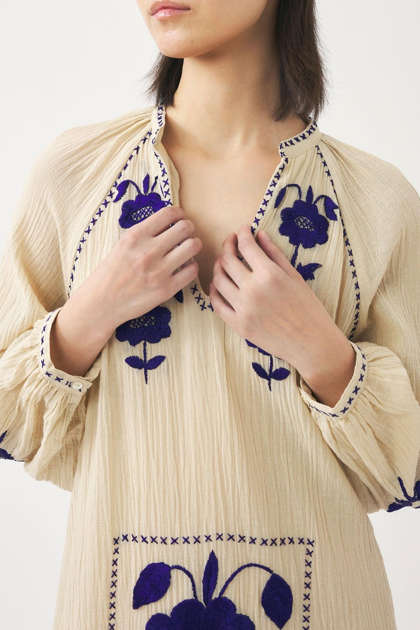 Dress with hand-embroidered silk details Ila