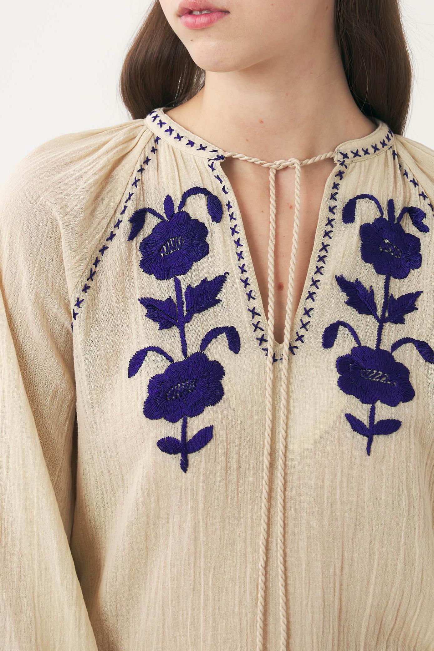 Blouse hand-embroidered with silk thread Ila