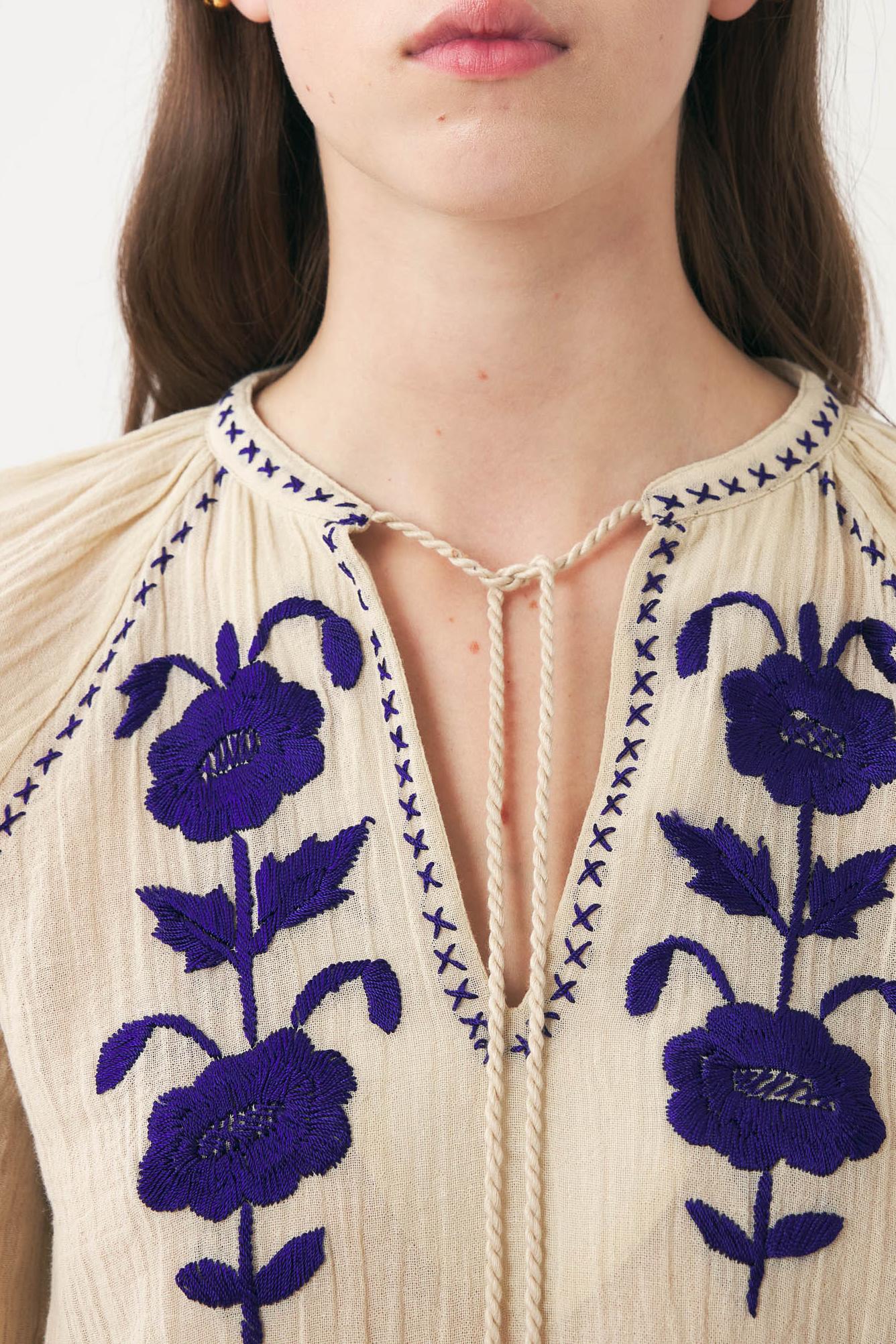 Blouse hand-embroidered with silk thread Ila